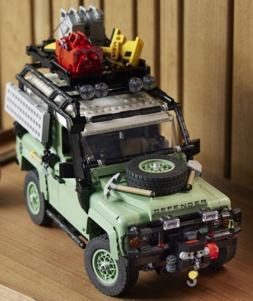 Geburtstags-Modell: Pünktlich zum 75-jährigen Jubiläum von Land Rover erscheint der Classic Land Rover Defender 90 als Bausatz von LEGO® Icons  